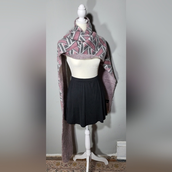 NWOT ASOS Soft Pink and Gray Geometric Scarf Ultra Long and Cozy - Picture 5 of 6